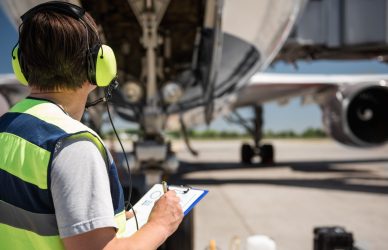 GILA! Gaji Tukang Parkir Pesawat di Indonesia Segini